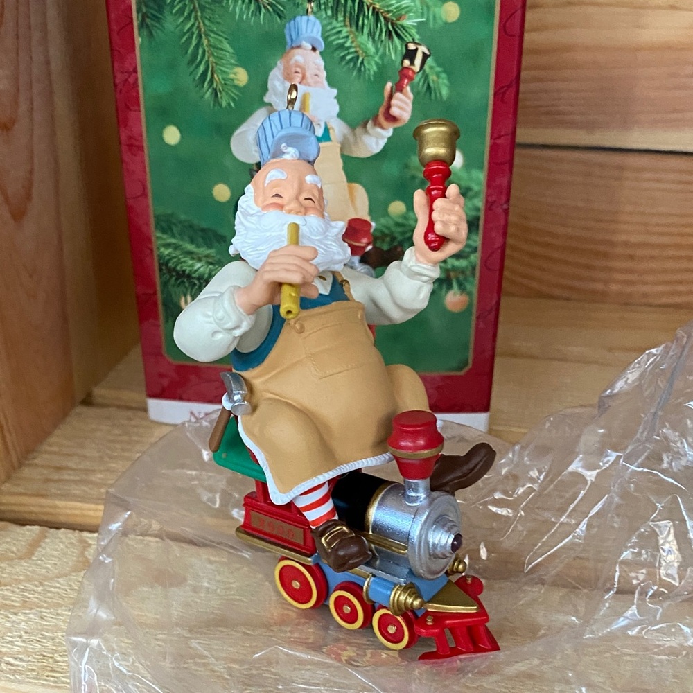 8 Toymaker Santa Ornament Collection - Picture 10 of 10